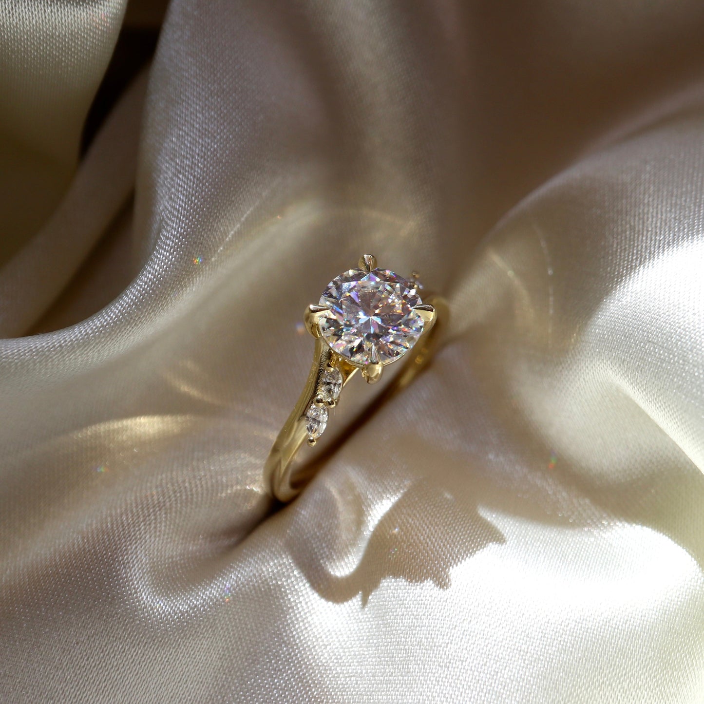 Stunning 1.0-3.0 CT Round Moissanite Engagement Ring with Cluster Design