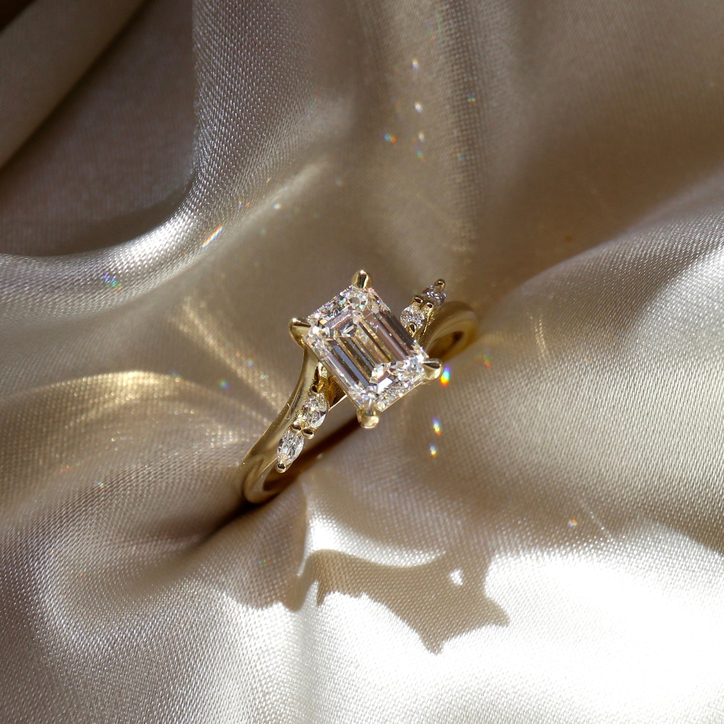 Stunning 1.0-3.0 CT Emerald Moissanite Engagement Ring with Cluster Design