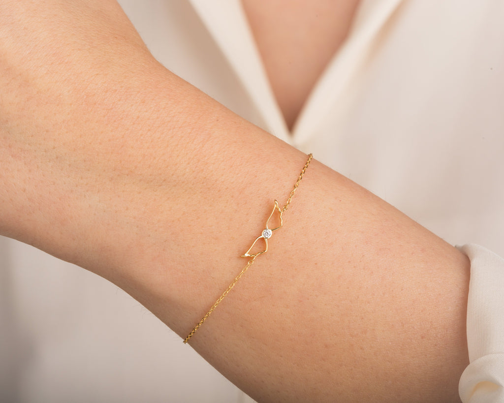 0.02 TCW Round Wing Shaped Charm Bracelet