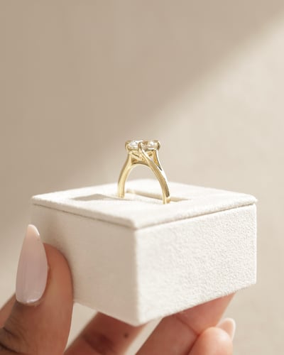 2.0 CT Oval Split Shank & Solitaire Moissanite Engagement Ring