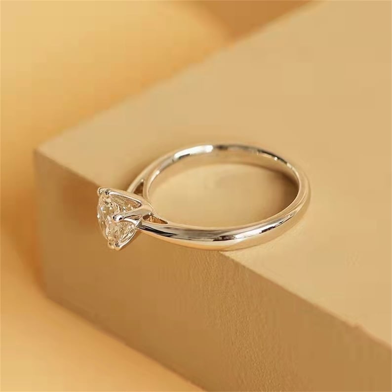 Stunning 1.0 CT Round Cut Moissanite Engagement Ring with Solitaire Design 8