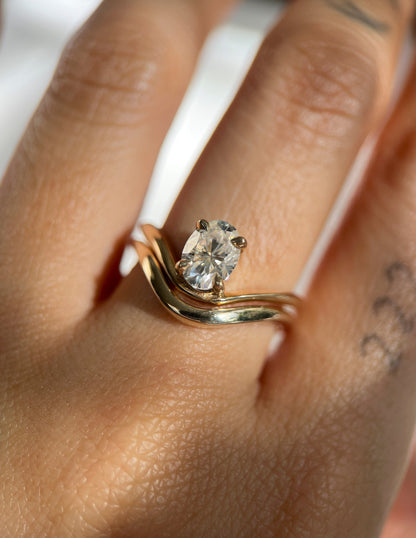 1 CT Oval Cut Solitaire Moissanite Ring With Sunrise Styled Classic Wedding Band