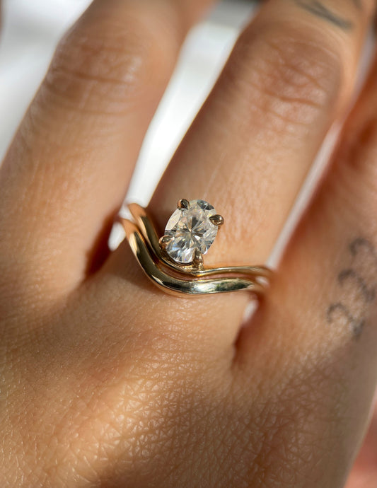 1 CT Oval Cut Solitaire Moissanite Ring With Sunrise Styled Classic Wedding Band