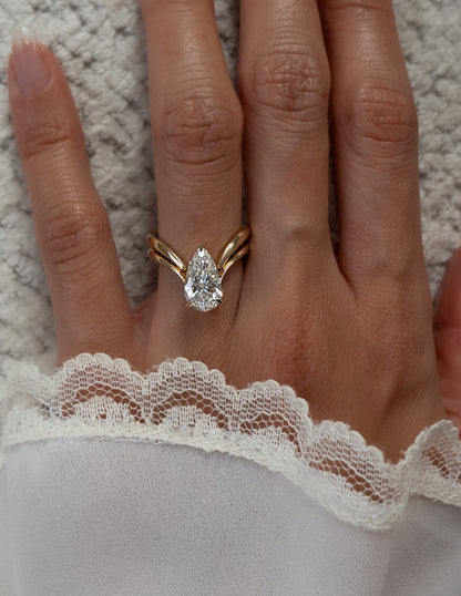 2.5 CT Pear Cut Solitaire Moissanite Ring With Classic Eve Plain Band