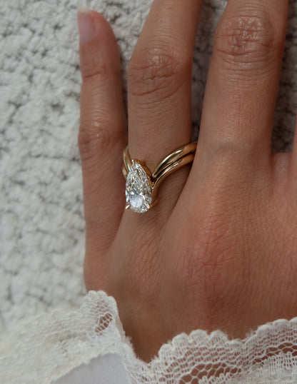 2.5 CT Pear Cut Solitaire Moissanite Ring With Classic Eve Plain Band