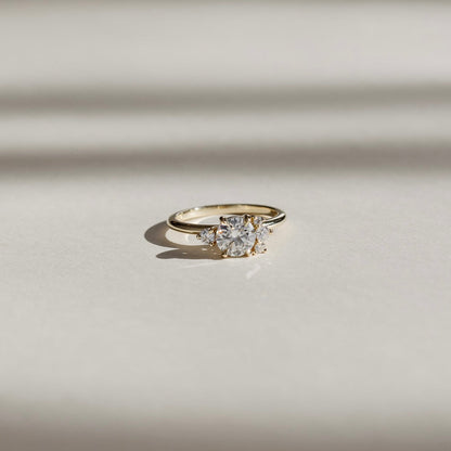 Stunning 0.5-1.50 CT Round Moissanite Engagement Ring with Cluster Design