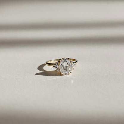 Stunning 1.0-2.0 CT Oval Moissanite Engagement Ring with Cluster Design