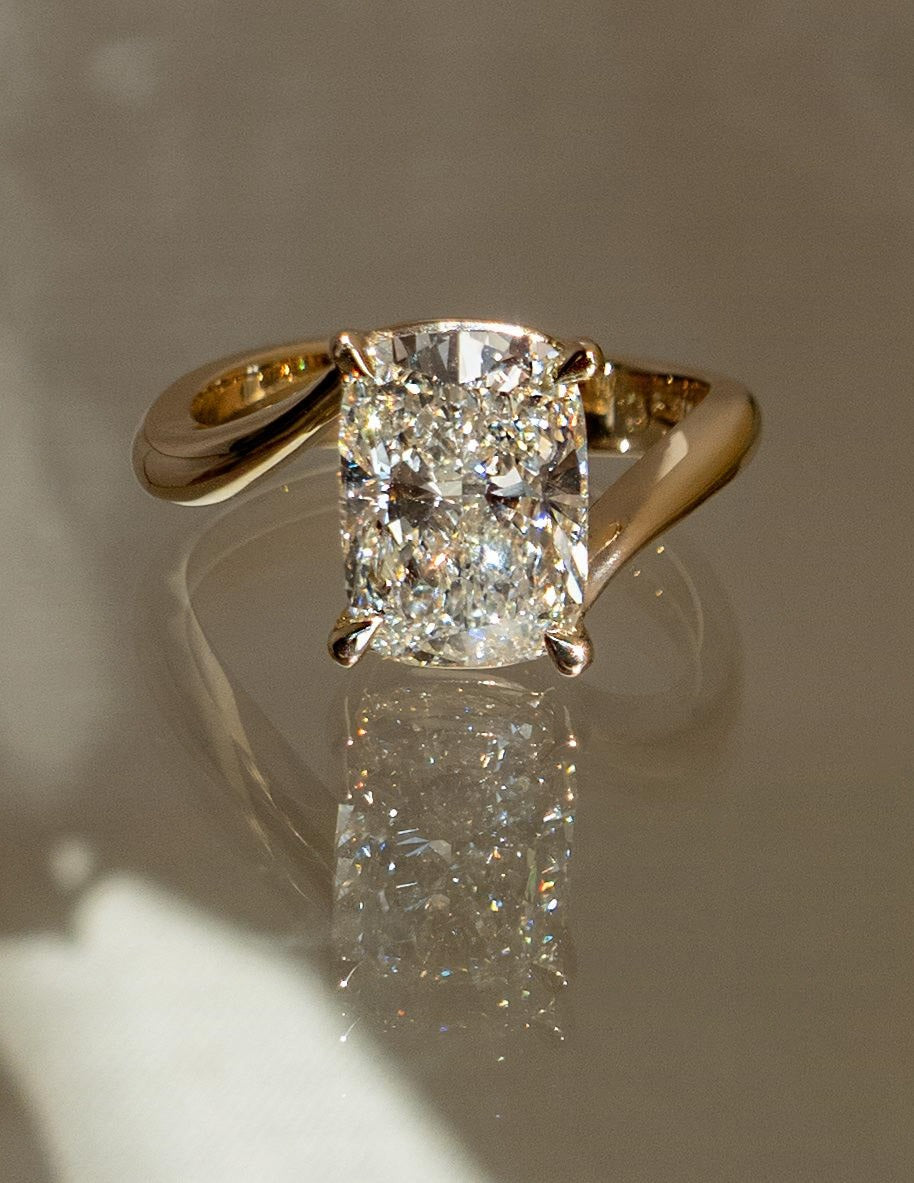 2.5 CT Elonagted Cushion Cut Minimal Pave Stacking Moissanite Bridal Ring Set