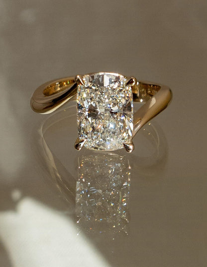 2.5 CT Elonagted Cushion Cut Minimal Pave Stacking Moissanite Bridal Ring Set