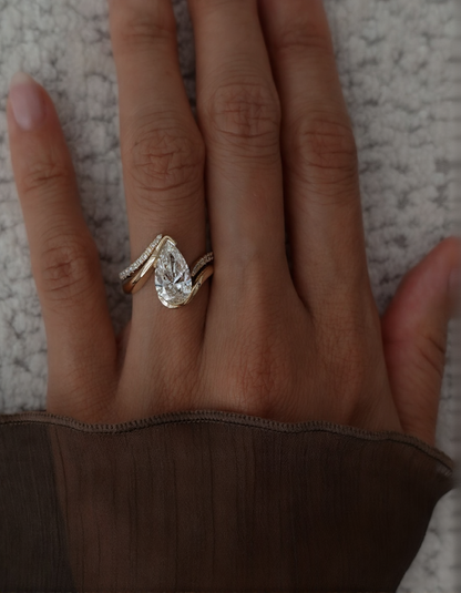 2.5 CT Pear Cut Solitaire Rapture Moissanite Engagement Ring