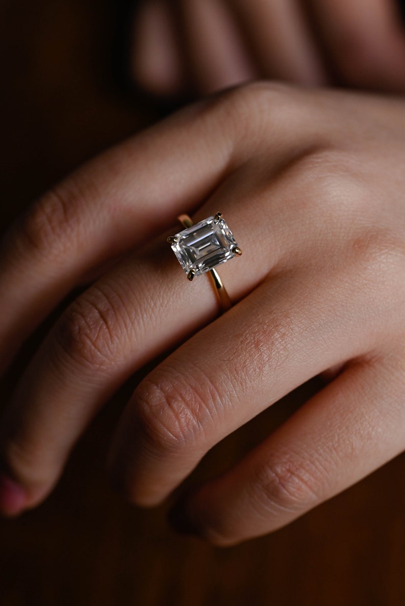 Stunning 1.0 - 2.0 CT Emerald Moissanite Engagement Ring with Solitaire Design 4