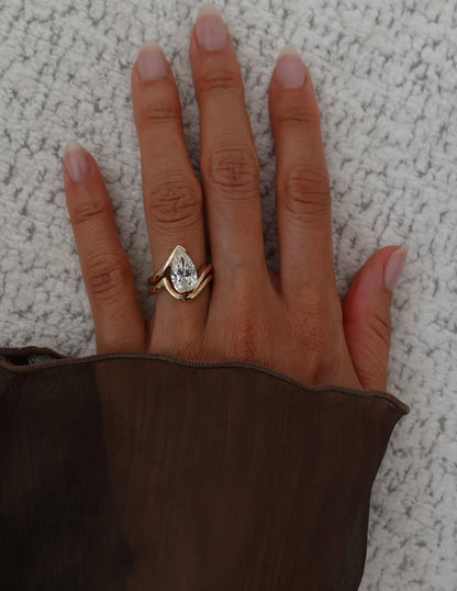 2.5 CT Pear Cut Solitaire Moissanite Ring With Classic Plain Band